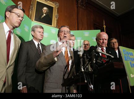 28 JUIN 2005 - ÉTATS-UNIS - KRT US NEWS STORY SLUGGED : SENATOR-ENERGY KRT PHOTOGRAPHIE PAR CHUCK KENNEDY/KRT (JUIN 28) WASHINGTON, D.C.-- le sénateur Pete Domenici, (R-NM) (parlant) et flanqué de (de gauche à droite) le sénateur Jim talent (R-MO), le sénateur Tim Johnson (d-SD), le sénateur Jeff Bingaman (d-NM), le sénateur Larry Craig (R-ID), le secrétaire à l'énergie Samuel W. Bodman et le sénateur Trent Lott (R-MS) tiennent une conférence de presse au Capitole sur l'adoption de la législation sur l'énergie adoptée par les Républicains et démocrates le mardi 28 juin 2005 au Sénat. (lde) 2005 (crédit image : © Chuck Kennedy/mct/ZUMAPRESS.com) Banque D'Images