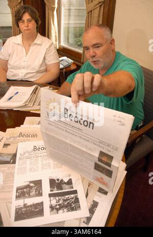 6 juillet 2005 - États-Unis - KRT US NEWS STORY SLUGGED : NEWSPAPERWAR KRT PHOTO PAR DAVID PERRY/LEXINGTON HERALD-LEADER (13 juillet) Valerie McQueen est éditrice et son mari, Tom, contribue au journal River Cities Beacon à Covington, Kentucky, où ils sont montrés le 6 juillet 2005. (gsb) 2005 (crédit image : © David Perry/mct/ZUMAPRESS.com) Banque D'Images