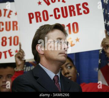 13 juillet 2005 - États-Unis - KRT US NEWS STOLLGED : STEMCELLS KRT PHOTOGRAPHIE PAR STEPHANIE SARACENO/KRT (13 juillet) WASHINGTON, DC-- L'acteur Michael J. Fox écoute lors d'une conférence de presse sur Capitol Hill, le 13 juillet 2005, concernant le projet de loi 810 sur les cellules souches. (lde) 2005 (crédit image : © Stephanie Saraceno/mct/ZUMAPRESS.com) Banque D'Images