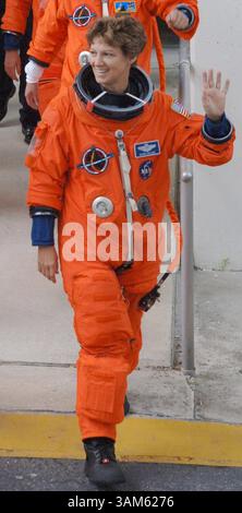 13 juillet 2005 - États-Unis - KRT US NEWS STORY SLUGGED : SHUTTLE KRT PHOTO PAR RED HUBER/ORLANDO SENTINEL (MIAMI OUT) (13 juillet) CAPE CANAVERAL, FL -- le commandant Eileen Collins mène l'équipage de la navette spatiale Discovery vers la rampe de lancement le mercredi 13 juillet 2005. (gsb) 2005 (crédit image : © Red Huber/mct/ZUMAPRESS.com) Banque D'Images