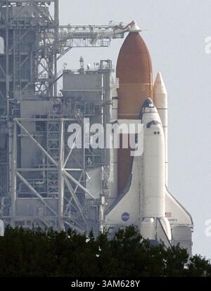 12 juillet 2005 - États-Unis - KRT US NEWS STORY SLUGGED : SHUTTLE KRT PHOTO PAR BILL SIKES/ORLANDO SENTINEL (MIAMI OUT) (13 juillet) CAPE CANAVERAL, FL -- la navette spatiale Discovery se trouve sur la rampe de lancement au Kennedy Space Center le mercredi 13 juillet 2005, quelques heures avant son lancement prévu. (gsb) 2005 (crédit image : © Bill Sikes/mct/ZUMAPRESS.com) Banque D'Images