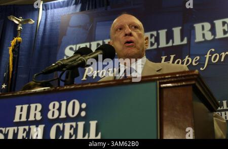13 juillet 2005 - États-Unis - KRT US NEWS STOLLGED : STEMCELLS KRT PHOTOGRAPHIE PAR STEPHANIE SARACENO/KRT (13 juillet) WASHINGTON, D.C.-- le sénateur Arlen Specter (R-Pa) prend la parole lors d'une conférence de presse sur le projet de loi 810 de la Chambre sur la recherche sur les cellules souches au Capitol Hill le 13 juillet 2005. (lde) 2005 (crédit image : © Stephanie Saraceno/mct/ZUMAPRESS.com) Banque D'Images