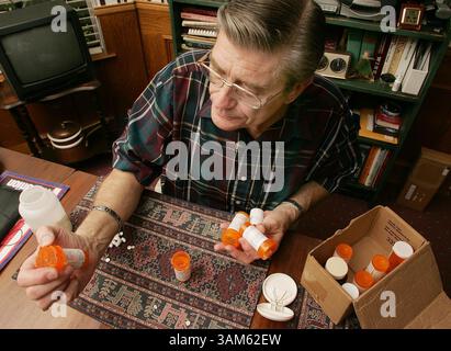 13 juillet 2005 - États-Unis - KRT US NEWS STORY SLUGGED : MED-PILLSPLITTING KRT PHOTOGRAPHIE PAR PAUL MOSELEY/FORT WORTH STAR-TELEGRAM (DALLAS OUT) (24 juillet) John McClure, un retraité d'Arlington, Texas et patient cardiaque, a une douzaine de prescriptions quotidiennes. Il y a des années, il a commencé à réduire de moitié les pilules à double dose pour économiser de l'argent. (lde) 2005 (crédit image : © Paul Moseley/mct/ZUMAPRESS.com) Banque D'Images