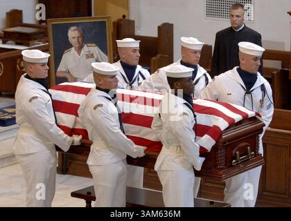 23 juillet 2005 - U.S. - KRT US NEWS STAND ALONE PHOTO SLUGGED : STOCKDALE KRT PHOTO PAR KEN MIERZEJEWSKI / US NAVY NEWS PHOTO (23 juillet) ANNAPOLIS, MD-- le cercueil du récipiendaire de la médaille d'honneur, vice-amiral retraité James B. Stockdale, est transporté de la chapelle de l'Académie navale des États-Unis par la garde de cérémonie, samedi 23 juillet 2005, à Annapolis, Maryland. Des centaines d'amis, de membres de la famille et de camarades de navire se sont rassemblés pour assister aux funérailles de l'ancien aviateur naval, prisonnier de guerre du Vietnam, pilote d'essai, universitaire et récipiendaire de la médaille d'honneur décédé le 5 juillet, à l'âge de 81 ans. (lde) 2005 (crédit I Banque D'Images