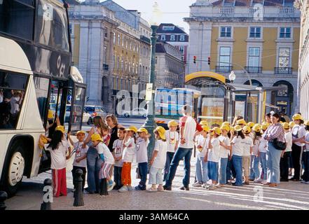 30 juin 2005 - États-Unis - KRT TRAVEL STORY SLUGGED : WLT-LISBON KRT PHOTO PAR ANN CHALFANT/CONTRA COSTA TIMES (août 28) les enfants montent dans un bus à Lisbonne, Portugal. (gsb) 2005 (crédit image : © Ann Chalfant/mct/ZUMAPRESS.com) Banque D'Images