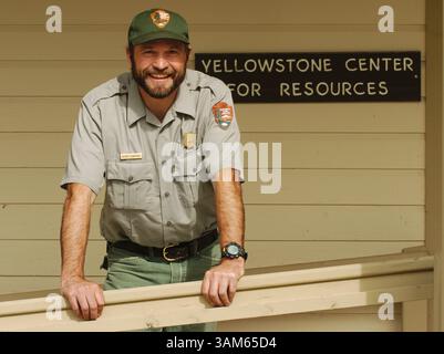 17 août 2005 - États-Unis - KRT US NEWS STORY SLUGGED : env-GRIZZLY KRT PHOTOGRAPHIE PAR STEVE DESLICH/KRT (août 25) Kerry Gunther, spécialiste de la gestion des ours au parc national de Yellowstone, parle de son rôle dans l'aide qu'il a apportée au grizzli de Yellowstone pour accroître sa population au point où il ne peut plus être considéré comme une espèce en voie de disparition. (smd) 2005 (crédit image : © Steve Deslich/mct/ZUMAPRESS.com) Banque D'Images