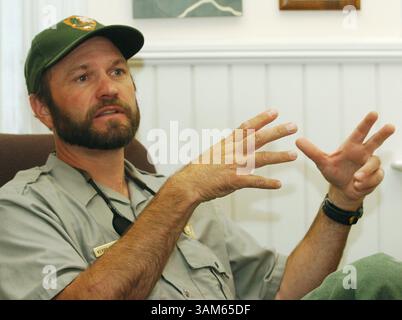 17 août 2005 - États-Unis - KRT US NEWS STORY SLUGGED : env-GRIZZLY KRT PHOTOGRAPHIE PAR STEVE DESLICH/KRT (août 25) Kerry Gunther, spécialiste de la gestion des ours au parc national de Yellowstone, parle de son rôle dans l'aide qu'il a apportée au grizzli de Yellowstone pour accroître sa population au point où il ne peut plus être considéré comme une espèce en voie de disparition. (smd) 2005 (crédit image : © Steve Deslich/mct/ZUMAPRESS.com) Banque D'Images