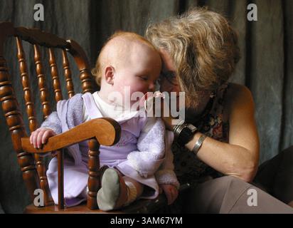 11 mars 2005 - États-Unis - PAS DE MAGS, PAS DE VENTES -- KRT LIFESTYLE STORY SLUGGED : NEWVOICES-DYINGKIDS KRT PHOTOGRAPHIE PAR ELLEN M. BANNER/SEATTLE TIMES (12 septembre) la photographe Lynette Johnson joue dans sa maison avec Emily Behrens de West Seattle, Washington, une jeune fille gravement malade de 17 mois qui est née avec une leucémie. (cdm) 2005 (diversité) (crédit image : © Ellen M. Banner/mct/ZUMAPRESS.com) Banque D'Images