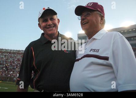 5 septembre 2005 - U.S. - KRT SPORT STORY SLUGGED : FBC-MIAMI-FSU KRT PHOTO PAR GARY W. GREEN/ORLANDO SENTINEL (MIAMI OUT) (5 septembre) TALLAHASSEE, FL - Larry Coker, entraîneur-chef de l'Université de Miami, à gauche, discute avec Bobby Bowden, entraîneur de Heach de Floride avant le début de leur match le lundi 5 septembre 2005, à Tallahassee, Floride. (gsb) 2005 (crédit image : © Gary W. Green/mct/ZUMAPRESS.com) Banque D'Images