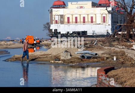 8 septembre 2005 - États-Unis - KRT US NEWS STORY SLUGGED : WEA-KATRINA KRT PHOTOGRAPHIE PAR TIM ISBELL/BILOXI SUN HERALD (8 septembre) BILOXI, MS -- les stands d'eau à l'intersection de l'Interstate 90 et de l'avenue Beauvoir à Biloxi, Missisippi, 11 jours après que l'ouragan Katrina a frappé la côte du golfe du Mississippi. La barge President Casino est assise en arrière-plan. (cic) 2005 (crédit image : © Tim Isbell/mct/ZUMAPRESS.com) Banque D'Images