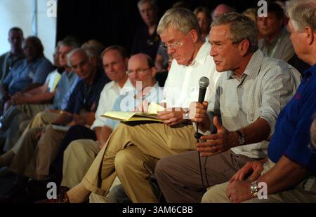 20 septembre 2005 - États-Unis - KRT US NEWS STORY SLUGGED : WEA-KATRINA KRT PHOTOGRAPHIE PAR DAVID PURDY/BILOXI SUN HERALD (20 septembre) BILOXI, MS -- le président Bush, deuxième à partir de la droite, est flanqué par le gouverneur du Mississippi Haley Barbour, à droite, et Jim Barksdale, président de la Commission du gouverneur pour le rétablissement, la reconstruction et le renouvellement lors d'une réunion avec des dirigeants d'affaires de la côte du golfe et des autorités locales et des environs à Gulfport, Mississippi, le mardi 20 septembre 2005. Il s'agissait de la cinquième visite de Bush dans la région de la côte du Golfe pour étudier les dmamages de l'ouragan Katrina. (lde) 2005 (crédit image : © David Purdy/mct/ZUMAPR Banque D'Images