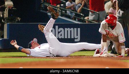 21 septembre 2005 - États-Unis - PAS DE MAGS, PAS DE VENTES - KRT SPORT STORY SLUGGED : BBN-PHILLIES-BRAVES KRT PHOTO PAR CURTIS COMPTON/ATLANTA JOURNAL-CONSTITUTION (21 septembre) ATLANTA, GA - les Braves's Chipper Jones, à gauche, est renversé par les Philles's Jimmy Rollins alors que Rollins essayait d'étirer un double en triple, mais a été jeté alors que Jones tenait pendant la sixième manche de leur match à Turner Field le mercredi 21 septembre 2005. (MvW) 2005 (crédit image : © Curtis Compton/mct/ZUMAPRESS.com) Banque D'Images