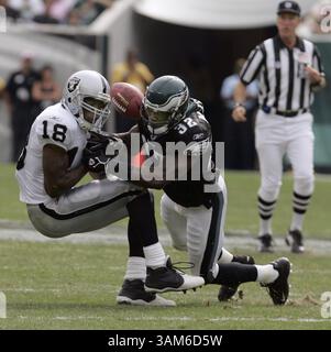 25 septembre 2005 - États-Unis - KRT SPORT STORY SLUGGED : FBN-RAIDERS-EAGLES KRT PHOTO PAR RON CORTES/PHILADELPHIA INQUIRER (septembre 25) PHILADELPHIE, PA - Michael Lewis (à droite) des Philadelphia Eagles brise une passe destinée au receveur Randy Moss d'Oakland Raiders au deuxième trimestre au Lincoln Financial Field à Philadelphie, Pennsylvanie, le dimanche 25 septembre 2005. (cdm) 2005 (crédit image : © Ron Cortes/mct/ZUMAPRESS.com) Banque D'Images