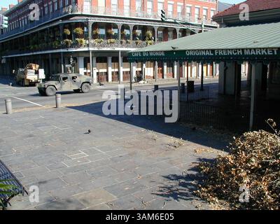 8 septembre 2006 - U.S. - KRT US NEWS STORY SLUGGED : WEA-KATRINA KRT PHOTOGRAPHIE PAR ANDY MAYKUTH/PHILADELPHIA INQUIRER (8 septembre) NOUVELLE-ORLÉANS, Louisiane -- patrouille des gardes nationaux devant le restaurant vide Café du monde dans le quartier français de la Nouvelle-Orléans, le jeudi 8 septembre 2005. (VMW) 2005 (crédit image : © Andy Maykuth/mct/ZUMAPRESS.com) Banque D'Images