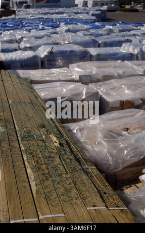 27 septembre 2005 - États-Unis - KRT US NEWS STORY SLUGGED : WEA-STORMS-TARPS KRT PHOTOGRAPHIE PAR IAN MCVEA/FORT WORTH STAR-TELEGRAM (DALLAS OUT) (septembre 29) des palettes chargées de bâches bleues de toiture et de bandes de bois sont entreposées au site de LJC Defense au centre commercial Esplanade à Kenner, Louisiane, le mardi 27 septembre 2005. Les entrepreneurs travaillant avec la FEMA et le corps des ingénieurs de l'armée américaine commencent à couvrir les quartiers avec des toits bleus. Les représentants du corps ont estimé qu'à Kenner et Metairie, environ 60-70 des maisons avaient des dommages au toit. (lde) 2005 (crédit image : © Ian McVea/mct/ZUMAPRESS.com) Banque D'Images