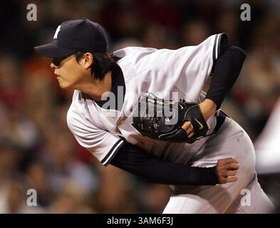 30 septembre 2005 - États-Unis - KRT SPORT STORY SLUGGED : BBA-YANKEES-REDSOX KRT PHOTOGRAPHIE PAR PAUL J. Bereswil/NEWSDAY (NEW YORK CITY OUT) (septembre 30) BOSTON, ma -- les Yankees chien-Ming Wang pitchs contre Boston au Fenway Park à Boston le vendredi 30 septembre 2005. (VMW) 2005 (crédit image : © Paul J. Bereswill/mct/ZUMAPRESS.com) Banque D'Images