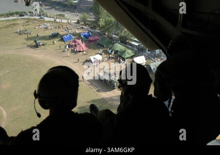 13 oct. 2005 - U.S. - KRT WORLD NEWS STORY SLUGGED : PAKISTAN-QUAKE KRT PHOTO BY TIMOTHY SMITH/US NAVY NEWS PHOTO (14 octobre) MUZAFARABAD, PAKISTAN-- équipage de l'air de l'US Navy, affecté à Helicopter mine CounterMeasure Squadron Fifteen (HM-15), assis sur la rampe arrière de leur hélicoptère MH-53E Sea Stallion alors qu'il se prépare à l'atterrissage pour livrer des fournitures médicales à Muzafarabad, Pakistan, le 14 octobre 2005. Deux hélicoptères MH-53E du détachement de Bahreïn de l'escadron ont effectué le vol de trois jours vers le nord du Pakistan pour aider aux efforts de secours en cours pour apporter de l'aide aux victimes de la Eart dévastatrice Banque D'Images
