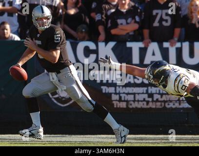 16 octobre 2005 - États-Unis - KRT SPORT STORY SLUGGED : FBN-CHARGERS-RAIDERS KRT PHOTOGRAPHIE PAR JOSE CARLOS FAJARDO/CONTRA COSTA TIMES (16 octobre) OAKLAND, CA - Kerry Collins, quarterback des Raiders d'Oakland (5) évite la pression d'être licencié par Luis Castillo, l'extrémité défensive des Chargers de San Diego au quatrième trimestre. Les Chargers battent les Raiders, 27-14, au McAfee Coliseum d'Oakland, Californie, dimanche 16 octobre 2005. (cdm) 2005 (crédit image : © Jose Carlos Fajardo/mct/ZUMAPRESS.com) Banque D'Images