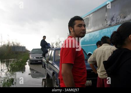 23 oct. 2005 - États-Unis - KRT US NEWS STORY SLUGGED : WEA-WILMA KRT PHOTOGRAPHIE PAR JANET SCHWARTZ/KRT (23 octobre) CANCUN, MEXIQUE -- les secouristes, les autobus et les familles tentent de traverser les eaux inondées sur la route 180 à l'ouest de Cancun, Mexique, dimanche 23 octobre 2005, après l'ouragan Wilma a traversé la région. (cdm) 2005 (crédit image : © Janet Schwartz/mct/ZUMAPRESS.com) Banque D'Images