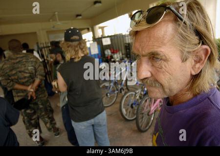 23 octobre 2005 - États-Unis - KRT US NEWS STORY SLUGGED : WEA-WILMA KRT PHOTOGRAPHIE PAR ROBERT DUYOS/SOUTH FLORIDA SUN-SENTINEL (MIAMI OUT) (23 octobre) POMPANO BEACH, FL -- des sans-abri ont cherché refuge alors que l'ouragan Wilma approche du sud de la Floride. Steve Merton, d'Atlantic City, s'enregistre au Centre d'aide aux sans-abri de Pompano Beach, Floride, le dimanche 23 octobre 2005. (cdm) 2005 (crédit image : © Robert Duyos/mct/ZUMAPRESS.com) Banque D'Images