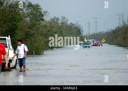 23 octobre 2005 - États-Unis - KRT US NEWS STORY SLUGGED : WEA-WILMA KRT PHOTOGRAPHIE PAR JANET SCHWARTZ/KRT (23 octobre) CANCUN, MEXIQUE -- des voitures tentent de traverser les eaux inondées à l'ouest de Cancun, Mexique, à la suite de l'ouragan Wilma, dimanche 23 octobre 2005. L'ouragan a laissé des milliers de sans-abri et environ 35 000 touristes bloqués. (cdm) 2005 (crédit image : © Janet Schwartz/mct/ZUMAPRESS.com) Banque D'Images