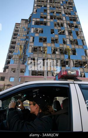 25 OCTOBRE 2005 - É.-U. - PAS DE MAGS, PAS DE VENTES JUSQU'AU 11/9/05 -- KRT US NEWS STORY SLUGGED : WEA-WILMA KRT PHOTOGRAPHIE DE JARED LAZARUS/MIAMI HERALD (SOUTH FLORIDA SUN-SENTINEL ET ORLANDO SENTINEL OUT) (OCTOBRE 25) FORT LAUDERDALE, FL -- FT. La sergente de police de Lauderdale, Karen Dietrich, s'arrête pour prendre une photo de l'édifice du conseil scolaire du comté de Broward au Kathleen C. Wright Administration Center, au centre-ville de ft. Lauderdale, Floride, mardi 25 octobre 2005. Le bâtiment a été gravement endommagé par l'ouragan Wilma. (cdm) 2005 (crédit image : © Jared Lazarus/mct/ZUMAPRESS.com) Banque D'Images