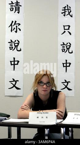 2 novembre 2005 - États-Unis - PAS DE MAGS, PAS DE VENTES -- KRT US NEWS STORY SLUGGED : LANGUAGE-CHINESE KRT PHOTO PAR JOHN F. RHODES/DALLAS MORNING NEWS (15 novembre) Caitlin Jones écoute son instructeur pendant un cours de chinois à Addison, Texas, le 2 novembre 2005. (gsb) 2005 (crédit image : © John F. Rhodes/mct/ZUMAPRESS.com) Banque D'Images