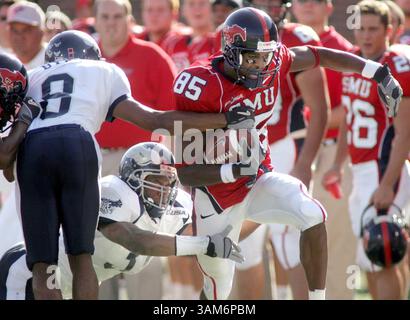 3 novembre 2005 - États-Unis - PAS DE MAGS, PAS DE VENTES --HISTOIRE SPORTIVE KRT SLUGGED : FBC-SMU-RICE KRT PHOTO PAR RICKY MOON/DALLAS MORNING NEWS (5 novembre) DALLAS, TX-- lance Byrd de Rice (8) et son coéquipier Brian Raines, en bas, tentent de faire tomber Reynaldo Pellerin de SMU (85) au cours du premier trimestre, samedi 5 novembre 2005, au Ford Stadium de Dallas, Texas. (lj) 2005 (crédit image : © Ricky Moon/mct/ZUMAPRESS.com) Banque D'Images