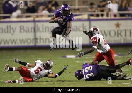 12 novembre 2005 - États-Unis - PAS DE MAGS, PAS DE VENTES - KRT SPORT STORY SLUGGED : FBC-UNLV-TCU KRT PHOTOGRAPH BY RICKY MOON/DALLAS MORNING NEWS (12 novembre) FORT WORTH, TX-- TCU's Cory Rodgers (17) haies pour un premier quart-temps contre UNLV's Chanti Bloomer (6) alors que le 18 TCU bat UNLV 51-3 au stade Amon carter à Fort Worth, Texas le samedi 12 novembre 2005. (lde) 2005 (crédit image : © Ricky Moon/mct/ZUMAPRESS.com) Banque D'Images