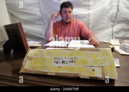 9 novembre 2005 - U.S. - KRT US NEWS STORY SLUGG : WEA-STORMS-STCLARE KRT PHOTO PAR CHRIS GAYTHEN/CHICAGO TRIBUNE (15 novembre) le principal Mark Cumella travaille dans son bureau temporaire à la Clare Elementary School qui est sur les fondations de l'école originale détruite par l'ouragan Katrina à Waveland, Mississippi. (gsb) 2005 (crédit image : © Chris Gaythen/mct/ZUMAPRESS.com) Banque D'Images
