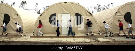 9 novembre 2005 - États-Unis - KRT US NEWS STORY SLUGG : WEA-STORMS-STCLARE KRT PHOTO PAR CHRIS GAYTHEN/CHICAGO TRIBUNE (15 novembre) des élèves marchent devant leurs salles de classe temporaires à l'école primaire Clare qui est sur les fondations de l'école originale détruite par l'ouragan Katrina à Waveland, Mississippi. (gsb) 2005 (crédit image : © Chris Gaythen/mct/ZUMAPRESS.com) Banque D'Images