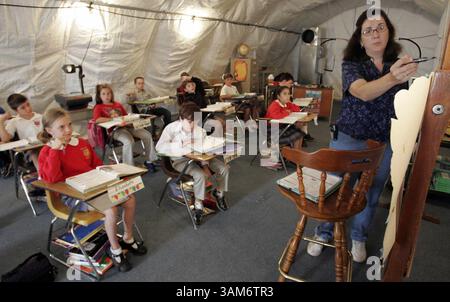 9 novembre 2005 - États-Unis - KRT US NEWS STORY SLUGG : WEA-STORMS-STCLARE KRT PHOTO PAR CHRIS GAYTHEN/CHICAGO TRIBUNE (15 novembre) Jennifer Courtault dirige ses élèves de troisième année dans leurs salles de classe temporaires à l'école primaire Clare qui est sur les fondations de l'école originale détruite par l'ouragan Katrina à Waveland, Mississippi. (gsb) 2005 (crédit image : © Chris Gaythen/mct/ZUMAPRESS.com) Banque D'Images