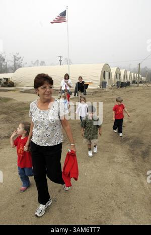 9 novembre 2005 - États-Unis - KRT US NEWS STORY SLUGG : WEA-STORMS-STCLARE KRT PHOTO PAR CHRIS GAYTHEN/CHICAGO TRIBUNE (15 novembre) L'enseignante Sharon Reid conduit ses élèves à prendre une collation de leurs classes temporaires à l'école primaire Clare qui est sur les fondations de l'école originale détruite par l'ouragan Katrina à Waveland, Mississippi. (gsb) 2005 (crédit image : © Chris Gaythen/mct/ZUMAPRESS.com) Banque D'Images