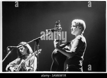 HAYWARD WINTERS, DUO FOLK, CONCERT, 1993 : une photographie rare de Trish Keenan (blonde) et Jude Owens dans le duo folk Hayward Winters jouant en soutien à Paul Weller au Cardiff St David’s Hall au pays de Galles, Royaume-Uni, le 12 novembre 1993. Photographie : Rob Watkins. INFO : ​Hayward Winters est un duo folk éphémère originaire de Birmingham, en Angleterre, formé au début des années 1990 par Trish Keenan et Jude Owens. James Cargill se joint plus tard à la basse. Keenan et Cargill ont lié plus de psychédélie des années 1960, menant à la formation de Broadcast en 1995. Tragiquement, Trish Keenan meurt d'une pneumonie en 2011 à l'âge de 42 ans. Banque D'Images