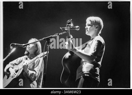 HAYWARD WINTERS, DUO FOLK, CONCERT, 1993 : une photographie rare de Trish Keenan (blonde) et Jude Owens dans le duo folk Hayward Winters jouant en soutien à Paul Weller au Cardiff St David’s Hall au pays de Galles, Royaume-Uni, le 12 novembre 1993. Photographie : Rob Watkins. INFO : ​Hayward Winters est un duo folk éphémère originaire de Birmingham, en Angleterre, formé au début des années 1990 par Trish Keenan et Jude Owens. James Cargill se joint plus tard à la basse. Keenan et Cargill ont lié plus de psychédélie des années 1960, menant à la formation de Broadcast en 1995. Tragiquement, Trish Keenan meurt d'une pneumonie en 2011 à l'âge de 42 ans. Banque D'Images