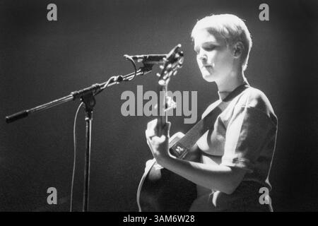 HAYWARD WINTERS, DUO FOLK, CONCERT, 1993 : une photographie rare d’une jeune blonde Trish Keenan dans le duo folk Hayward Winters jouant en soutien à Paul Weller au Cardiff St David’s Hall au pays de Galles, Royaume-Uni, le 12 novembre 1993. Photographie : Rob Watkins. INFO : ​Hayward Winters est un duo folk éphémère originaire de Birmingham, en Angleterre, formé au début des années 1990 par Trish Keenan et Jude Owens. James Cargill se joint plus tard à la basse. Keenan et Cargill ont lié plus de psychédélie des années 1960, menant à la formation de Broadcast en 1995. Tragiquement, Trish Keenan meurt d'une pneumonie en 2011 à l'âge de 42 ans. Banque D'Images