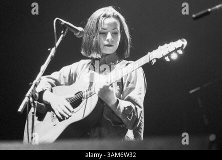 HAYWARD WINTERS, DUO FOLK, CONCERT, 1993 : une photographie rare de Jude Owens dans le duo folk Hayward Winters jouant en soutien à Paul Weller au Cardiff St David’s Hall au pays de Galles, Royaume-Uni, le 12 novembre 1993. Photographie : Rob Watkins. INFO : ​Hayward Winters est un duo folk éphémère originaire de Birmingham, en Angleterre, formé au début des années 1990 par Trish Keenan et Jude Owens. James Cargill se joint plus tard à la basse. Keenan et Cargill ont lié plus de psychédélie des années 1960, menant à la formation de Broadcast en 1995. Tragiquement, Trish Keenan meurt d'une pneumonie en 2011 à l'âge de 42 ans. Banque D'Images