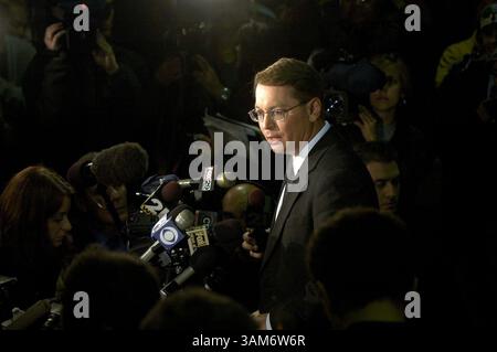 15 novembre 2005 - États-Unis - KRT US NEWS STORY SLUGGED : PARENTSSLAIN KRT PHOTOGRAPHIE PAR LAURENCE KESTERSON/PHILADELPHIA INQUIRER (15 novembre) LANCASTER, PA-- le procureur du comté de Lancaster Donald Totaro parle aux journalistes au palais de justice du comté de Lancaster, mardi 15 novembre 2005. David Ludwig, 18 ans, accusé d'avoir tué les parents de sa petite amie et d'avoir fui avec elle vers l'Indiana, a été ramené en Pennsylvanie pour faire face à des accusations de meurtre et d'enlèvement. (lj) 2005. (Crédit image : © Laurence Kesterson/mct/ZUMAPRESS.com) Banque D'Images