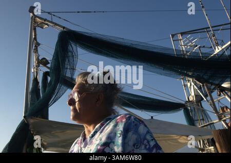 15 novembre 2005 - États-Unis - KRT US NEWS STORY SLUGGED : WEA-STORMS-ISLANDERS KRT PHOTOGRAPHIE PAR TRAVIS HEYING/WICHITA EAGLE (16 novembre) Janet Estaves regarde le coucher du soleil depuis son bateau crevettier à Delacroix, Louisiane mardi 15 novembre 2005 Estaves est un descendant d'Espagnols des îles Canaries venus dans le delta du Mississippi au 18ème siècle. (lde) 2005 (crédit image : © Travis Heying/mct/ZUMAPRESS.com) Banque D'Images