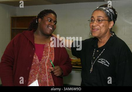 15 novembre 2005 - États-Unis - KRT US NEWS STORY SLUGGED : DEBATEAMS KRT PHOTOGRAPHIE DE JESSICA MCGOWAN/CHICAGO TRIBUNE (5 décembre) ''quand je suis entré dans le débat, mon monde entier a changé'' sys Michelle Parks (à gauche) avec l'entraîneur du débat de Carson Oni Oluremi. (lde) 2005 (diversité) (crédit image : © Jessica McGowan/mct/ZUMAPRESS.com) Banque D'Images