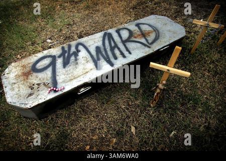 15 novembre 2005 - États-Unis - PAS DE MAGS, PAS DE VENTE -- KRT US NEWS STORY SLUGGED : WEA-KATRINARACE KRT PHOTOGRAPH BY BARBARA DAVIDSON/DALLAS MORNING NEWS (6 DÉCEMBRE) Un mémorial à ceux qui sont morts de l'ouragan Katrina à la Nouvelle-Orléans, Louisiane a été érigé dans le 9ème quartier. (jr) 2005 (diversité) (crédit image : © Barbara Davidson/mct/ZUMAPRESS.com) Banque D'Images