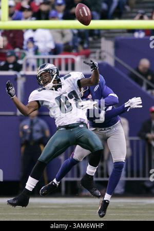 17 novembre 2005 - États-Unis - KRT SPORT STORY SLUGGED : FBN-EAGLES-GIANTS KRT PHOTOGRAPHIE PAR MICHAEL PEREZ/PHILADELPHIA INQUIRER (20 novembre) EAST RUTHERFORD, NJ -ÃÆ’Ã‚ New York Giants Cornerback Will Allen (25) brise une passe destinée au receveur des Philadelphia Eagles Greg Lewis (83) au premier trimestre. Les Giants battent les Eagles, 27 à 17, au Giants Stadium à East Rutherford, New Jersey, le dimanche 20 novembre 2005. (cdm) 2005 (crédit image : © Michael Perez/mct/ZUMAPRESS.com) Banque D'Images