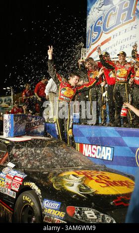 19 novembre 2005 - États-Unis - KRT SPORT STORY SLUGGED : AUTO-NASCAR KRT PHOTOGRAPHIE PAR CHUCK FADELY/MIAMI HERALD (SOUTH FLORIDA SUN SENTINEL/ORLANDO SENTINEL OUT) (19 novembre) HOMESTEAD, FL -- Martin Truex, Jr. Sort de sa voiture Busch Series après avoir remporté le championnat de la saison au Homestead-Miami Speedway à Homestead, Floride, samedi 19 novembre 2005. (lj) 2005 (crédit image : © Chuck Fadely/mct/ZUMAPRESS.com) Banque D'Images