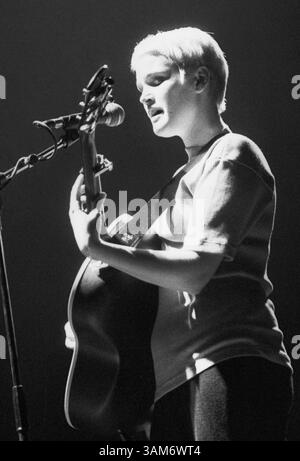 HAYWARD WINTERS, DUO FOLK, CONCERT, 1993 : une photographie rare d’une jeune blonde Trish Keenan dans le duo folk Hayward Winters jouant en soutien à Paul Weller au Cardiff St David’s Hall au pays de Galles, Royaume-Uni, le 12 novembre 1993. Photographie : Rob Watkins. INFO : ​Hayward Winters est un duo folk éphémère originaire de Birmingham, en Angleterre, formé au début des années 1990 par Trish Keenan et Jude Owens. James Cargill se joint plus tard à la basse. Keenan et Cargill ont lié plus de psychédélie des années 1960, menant à la formation de Broadcast en 1995. Tragiquement, Trish Keenan meurt d'une pneumonie en 2011 à l'âge de 42 ans. Banque D'Images
