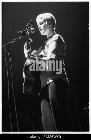 HAYWARD WINTERS, DUO FOLK, CONCERT, 1993 : une photographie rare d’une jeune blonde Trish Keenan dans le duo folk Hayward Winters jouant en soutien à Paul Weller au Cardiff St David’s Hall au pays de Galles, Royaume-Uni, le 12 novembre 1993. Photographie : Rob Watkins. INFO : ​Hayward Winters est un duo folk éphémère originaire de Birmingham, en Angleterre, formé au début des années 1990 par Trish Keenan et Jude Owens. James Cargill se joint plus tard à la basse. Keenan et Cargill ont lié plus de psychédélie des années 1960, menant à la formation de Broadcast en 1995. Tragiquement, Trish Keenan meurt d'une pneumonie en 2011 à l'âge de 42 ans. Banque D'Images