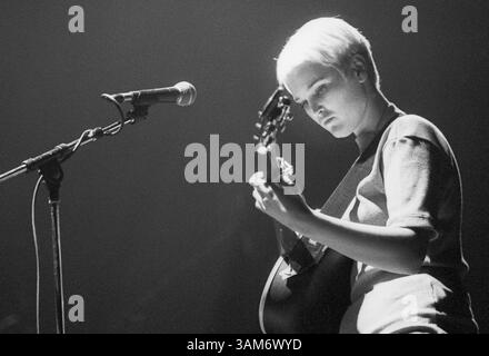 HAYWARD WINTERS, DUO FOLK, CONCERT, 1993 : une photographie rare d’une jeune blonde Trish Keenan dans le duo folk Hayward Winters jouant en soutien à Paul Weller au Cardiff St David’s Hall au pays de Galles, Royaume-Uni, le 12 novembre 1993. Photographie : Rob Watkins. INFO : ​Hayward Winters est un duo folk éphémère originaire de Birmingham, en Angleterre, formé au début des années 1990 par Trish Keenan et Jude Owens. James Cargill se joint plus tard à la basse. Keenan et Cargill ont lié plus de psychédélie des années 1960, menant à la formation de Broadcast en 1995. Tragiquement, Trish Keenan meurt d'une pneumonie en 2011 à l'âge de 42 ans. Banque D'Images