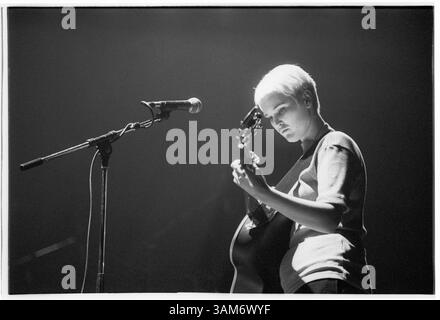 HAYWARD WINTERS, DUO FOLK, CONCERT, 1993 : une photographie rare d’une jeune blonde Trish Keenan dans le duo folk Hayward Winters jouant en soutien à Paul Weller au Cardiff St David’s Hall au pays de Galles, Royaume-Uni, le 12 novembre 1993. Photographie : Rob Watkins. INFO : ​Hayward Winters est un duo folk éphémère originaire de Birmingham, en Angleterre, formé au début des années 1990 par Trish Keenan et Jude Owens. James Cargill se joint plus tard à la basse. Keenan et Cargill ont lié plus de psychédélie des années 1960, menant à la formation de Broadcast en 1995. Tragiquement, Trish Keenan meurt d'une pneumonie en 2011 à l'âge de 42 ans. Banque D'Images