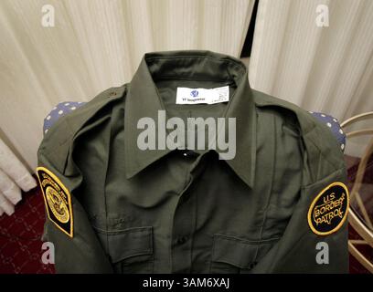27 novembre 2005 - É.-U. - KRT US NEWS STAND ALONE PHOTO SLUGGED : BORDERPATROL KRT PHOTO PAR YURI GRIPAS/KRT (novembre 30) Une chemise de la patrouille frontalière américaine fabriquée au Mexique est exposée à Washington, D.C. le 26 novembre 2005. (lde) 2005 (crédit image : © Yuri Gripas/mct/ZUMAPRESS.com) Banque D'Images