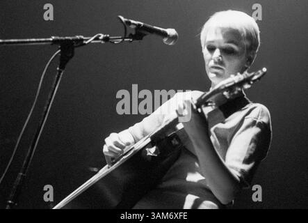 HAYWARD WINTERS, DUO FOLK, CONCERT, 1993 : une photographie rare d’une jeune blonde Trish Keenan dans le duo folk Hayward Winters jouant en soutien à Paul Weller au Cardiff St David’s Hall au pays de Galles, Royaume-Uni, le 12 novembre 1993. Photographie : Rob Watkins. INFO : ​Hayward Winters est un duo folk éphémère originaire de Birmingham, en Angleterre, formé au début des années 1990 par Trish Keenan et Jude Owens. James Cargill se joint plus tard à la basse. Keenan et Cargill ont lié plus de psychédélie des années 1960, menant à la formation de Broadcast en 1995. Tragiquement, Trish Keenan meurt d'une pneumonie en 2011 à l'âge de 42 ans. Banque D'Images