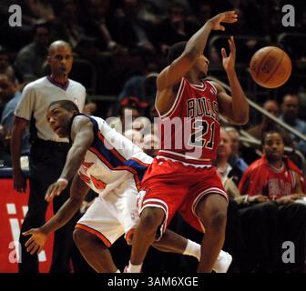 30 novembre 2005 - États-Unis - KRT SPORT STORY SLUGGED : BKN-BULLS-KNICKS KRT PHOTOGRAPHIE PAR J. CONRAD WILLIAMS JR/NEWSDAY (NEW YORK CITY OUT) (novembre 30) NEW YORK, NY -- le garde des Chicago Bulls Chris Duhon (21 ans) se bat pour un ballon lâche contre les New York Knicks Nate Robinson au deuxième trimestre. Les Knicks battent les Bulls, 109-101, au Madison Square Garden à New York, le mercredi 30 novembre 2005. (cdm) 2005 (crédit image : © J. Conrad Williams Jr/mct/ZUMAPRESS.com) Banque D'Images